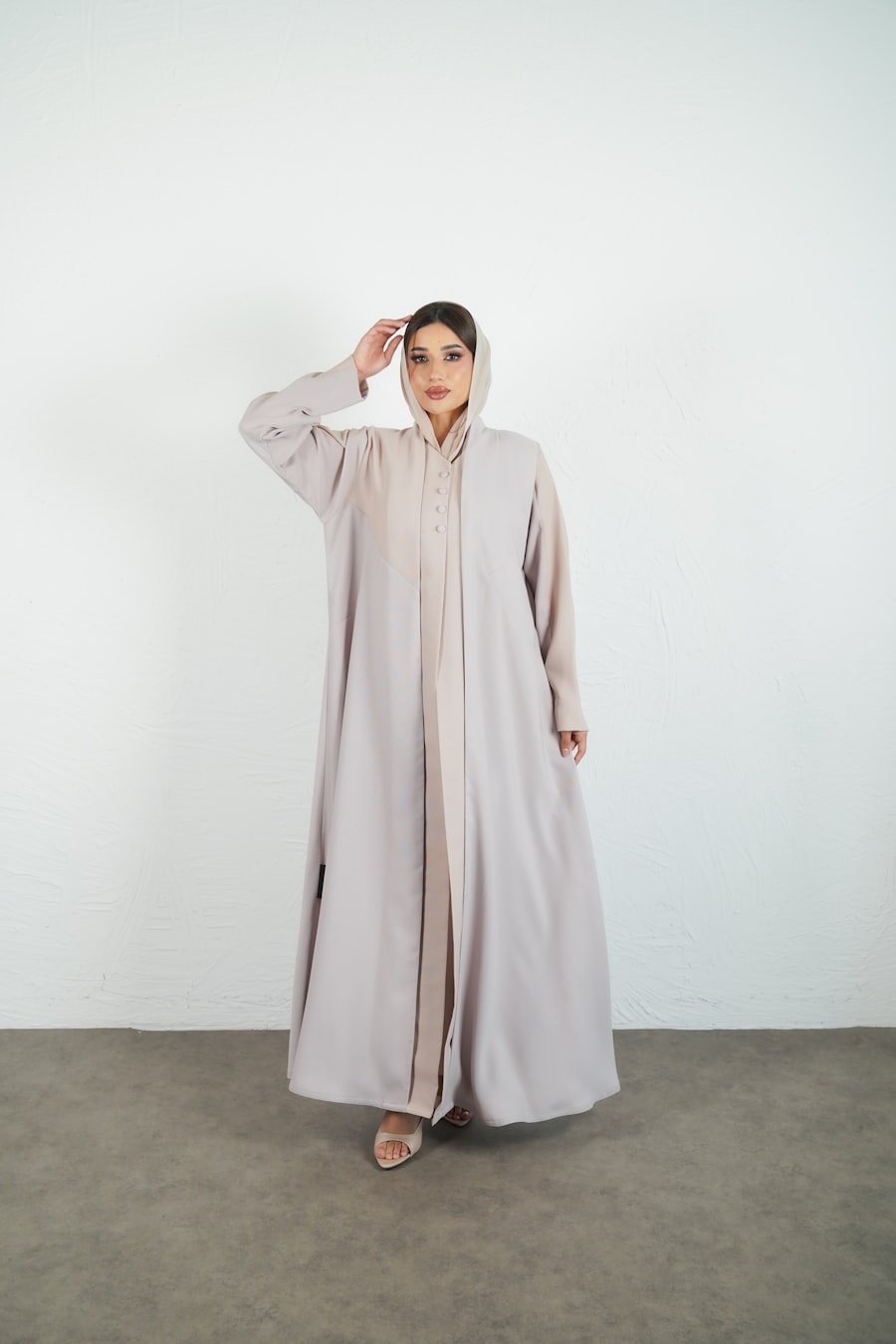 عباية وتين الكلاسيكية بلون كريمي